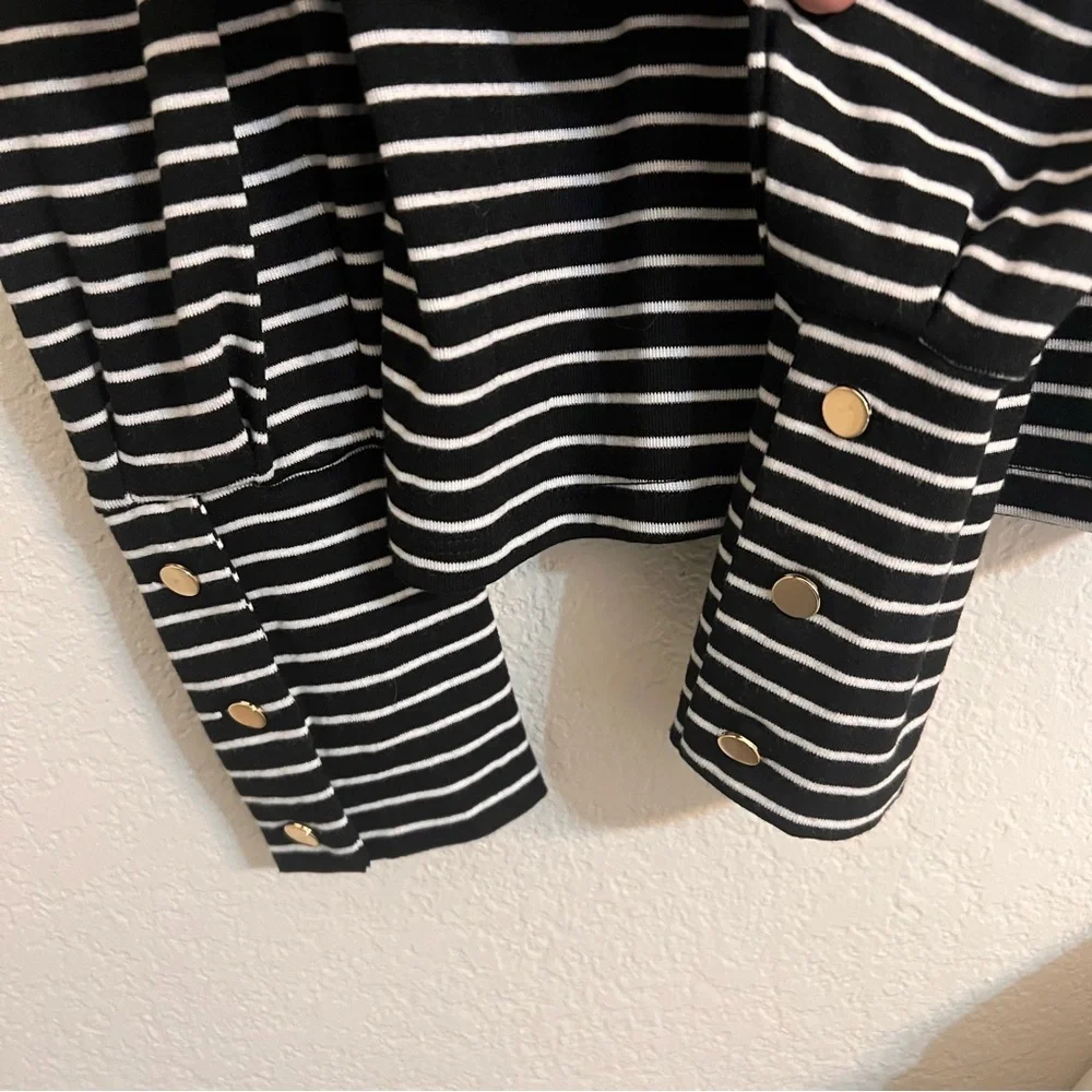 Draper James blouse Womens
Mockneck Long Sleeve Black and White
Stripe Size M - Picture 8 of 9